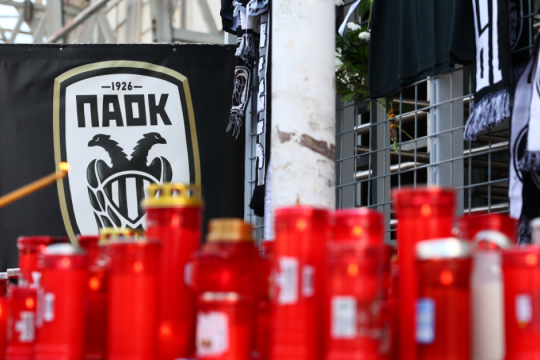 Ο λαός του ΠΑΟΚ θρηνεί τους νεκρούς του στην Τούμπα [εικόνες]